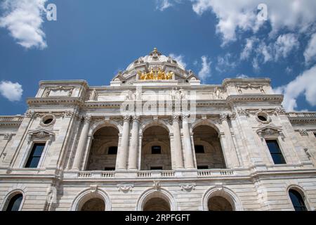 St. Paul, Minnesota. capitole de l'État. En regardant les chevaux d'Or, les progrès de l'État quadriga. Banque D'Images