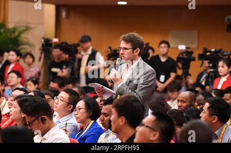 190924 -- BEIJING, le 24 septembre 2019 -- Un journaliste pose des questions lors de la première conférence de presse tenue au Centre de presse pour la célébration du 70e anniversaire de la fondation de la République populaire de Chine à Beijing, capitale de la Chine, le 24 septembre 2019. CHINE-PÉKIN-CÉLÉBRATIONS DE LA FÊTE NATIONALE-CONFÉRENCE DE PRESSE CN WANGXQUANCHAO PUBLICATIONXNOTXINXCHN Banque D'Images