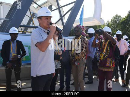 190924 -- BEIJING, le 24 septembre 2019 -- Un membre du personnel 2nd L présente la construction du National Speed Skating Hall aux journalistes à Beijing, capitale de la Chine, le 24 septembre 2019. Au total, 103 journalistes de 82 médias étrangers, venus couvrir les événements de la célébration du 70e anniversaire de la fondation de la République populaire de Chine, ont visité mardi certains sites des Jeux Olympiques d hiver de Beijing 2022. CHINE-PÉKIN-JOURNALISTES-VISITE DU CN RenxChao PUBLICATIONxNOTxINxCHN Banque D'Images