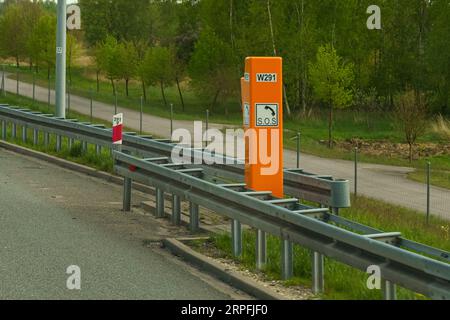 Sécurité routière - boîte orange SOS sur l'autoroute. Banque D'Images