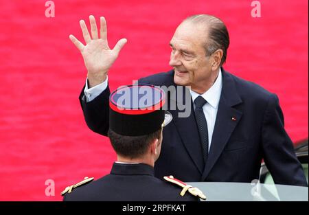 190926 -- PÉKIN, 26 septembre 2019 -- une photo prise le 16 mai 2007 montre Jacques Chirac en train de faire signe aux gens alors qu'il quitte l'Elysée à Paris, en France. L ancien président français Jacques Chirac est décédé jeudi à l âge de 86 ans, ont rapporté les médias locaux. FRANCE-EX-PRÉSIDENT-CHIRAC-DÉCÈS SONGXLIDONG PUBLICATIONXNOTXINXCHN Banque D'Images