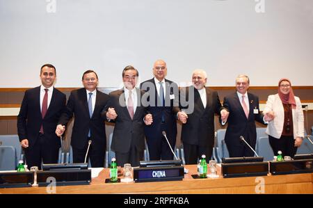 190926 -- NATIONS UNIES, 26 septembre 2019 -- le conseiller d'État chinois et ministre des Affaires étrangères Wang Yi 3rd L pose pour une photo de groupe avec des participants au Forum des civilisations anciennes de la Réunion des ministres des Affaires étrangères au siège des Nations Unies à New York, le 25 septembre 2019. Wang a présidé mercredi la réunion. Ministres des Affaires étrangères de Bolivie, Arménie, Grèce, Iran, Irak, l'Italie, le Pérou et l'Égypte ont participé à la réunion lors de la 74e session de l'Assemblée générale des Nations Unies. UN-CHINA-WANG YI-ANCIENT CIVILIZATION FORUM HANXFANG PUBLICATIONXNOTXINXCHN Banque D'Images