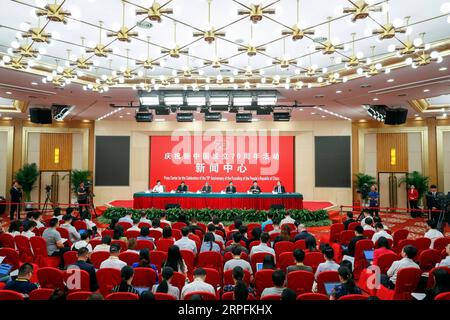 190926 -- BEIJING, le 26 septembre 2019 -- le ministre chinois de l'éducation Chen Baosheng, le ministre chinois des Affaires civiles Huang Shuxian, le ministre des Ressources humaines et de la sécurité sociale Zhang Jinan, Wang Menghui, ministre du logement et du développement urbain et rural, et Ma Xiaowei, chef de la Commission nationale de la santé de la Chine, assistent à une conférence de presse sur les efforts déployés par la Chine pour répondre aux aspirations de la population à une vie meilleure et pour assurer et améliorer ses moyens de subsistance par le développement à Beijing, capitale de la Chine, 26 septembre 2019. Le centre de presse pour la célébration du 70e anniversaire de la fondation du peuple s Re Banque D'Images