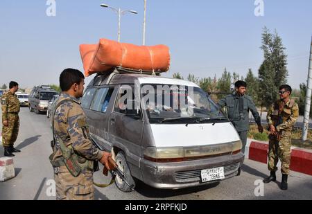 190926 -- MAZAR-i-SHARIF, le 26 septembre 2019 -- des membres des forces de sécurité afghanes montent la garde à un point de contrôle de sécurité en prévision de l'élection présidentielle qui se tiendra dans la province de Balkh, au nord de l'Afghanistan, le 26 septembre 2019. Plus de 9 millions d’électeurs admissibles devraient voter lors de l’élection du 28 septembre. Photo de /Xinhua AFGHANISTAN-BALKH-POSTE DE CONTRÔLE DE SÉCURITÉ-ÉLECTION KawaxBasharat PUBLICATIONxNOTxINxCHN Banque D'Images