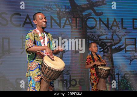 190926 -- BEIJING, le 26 septembre 2019 -- des acteurs se produisent lors de l'événement de la Journée de Madagascar de l'exposition internationale d'horticulture de Beijing à Beijing, capitale de la Chine, le 26 septembre 2019. L'expo a tenu son événement Madagascar Day jeudi. Photo de /Xinhua CHINA-BEIJING-HORTICULTURE EXPO-MADAGASCAR DAY CN DuanxXuefeng PUBLICATIONxNOTxINxCHN Banque D'Images
