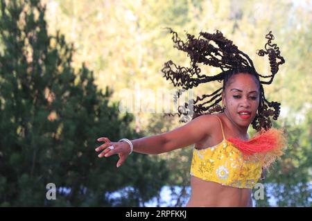 190926 -- BEIJING, le 26 septembre 2019 -- une actrice se produit lors de l'événement de la Journée de Madagascar de l'exposition internationale de l'horticulture de Beijing à Beijing, capitale de la Chine, le 26 septembre 2019. L'expo a tenu son événement Madagascar Day jeudi. Photo de /Xinhua CHINA-BEIJING-HORTICULTURE EXPO-MADAGASCAR DAY CN DuanxXuefeng PUBLICATIONxNOTxINxCHN Banque D'Images