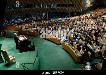 190926 -- NATIONS UNIES, le 26 septembre 2019 -- le président palestinien Mahmoud Abbas s'adresse au débat général de la 74e session de l'Assemblée générale des Nations Unies au siège des Nations Unies à New York, le 26 septembre 2019. ONU-ASSEMBLÉE GÉNÉRALE-DÉBAT GÉNÉRAL LixMuzi PUBLICATIONxNOTxINxCHN Banque D'Images