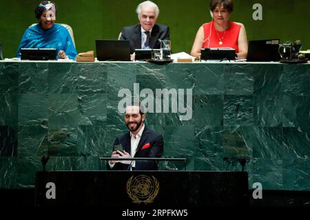 190926 -- NATIONS UNIES, 26 septembre 2019 -- le président du Salvador, Nayib Bukele Bottom, prend un selfie avant de prendre la parole lors du débat général de la 74e session de l'Assemblée générale des Nations Unies au siège de l'ONU à New York, le 26 septembre 2019. ONU-ASSEMBLÉE GÉNÉRALE-DÉBAT GÉNÉRAL LixMuzi PUBLICATIONxNOTxINxCHN Banque D'Images