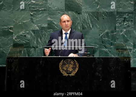 190926 -- NATIONS UNIES, 26 septembre 2019 -- le président bulgare rumen Radev prononce une allocution lors du débat général de la 74e session de l'Assemblée générale des Nations Unies au siège de l'ONU à New York, le 26 septembre 2019. ONU-ASSEMBLÉE GÉNÉRALE-DÉBAT GÉNÉRAL LixMuzi PUBLICATIONxNOTxINxCHN Banque D'Images