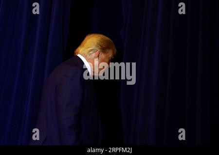 190927 -- PÉKIN, le 27 septembre 2019 -- le président américain Donald Trump part après une conférence de presse à New York le 25 septembre 2019. Donald Trump a rencontré son homologue ukrainien Volodymyr Zelensky mercredi à New York, un jour après l'annonce de Nancy Pelosi, présidente de la Chambre des représentants des États-Unis, de lancer une enquête formelle sur la destitution de Trump sur l'appel téléphonique controversé avec Zelensky. PHOTOS XINHUA DU JOUR LixMuzi PUBLICATIONxNOTxINxCHN Banque D'Images