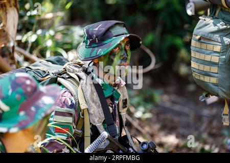 Puslatpur, Indonésie. 04 septembre 2023. Marines indonésiens pendant l'entraînement sur le terrain de la jungle à l'exercice Super Garuda Shield 2023, le 4 septembre 2023 à Puslatpur, Indonésie. Crédit : SSG Keith Thornburgh/US Army/Alamy Live News Banque D'Images