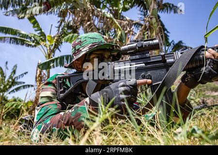 Puslatpur, Indonésie. 04 septembre 2023. Marines indonésiens pendant l'entraînement sur le terrain de la jungle à l'exercice Super Garuda Shield 2023, le 4 septembre 2023 à Puslatpur, Indonésie. Crédit : SFC Asitn Berner/US Army/Alamy Live News Banque D'Images