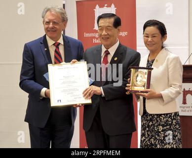 190927 -- NEW YORK, 27 septembre 2019 -- le Dr Henry C. Lee C reçoit la citation officielle donnée par l'Assemblée générale de l'État du Connecticut à Southington, Connecticut, États-Unis, le 26 septembre 2019. Le Dr Henry C. Lee, un scientifique médico-légal de renommée mondiale, est parmi les quatre citoyens éminents d'origine juive, chinoise, polonaise et portoricaine intronisés au Temple de la renommée du patrimoine immigrant IHHF dans l'État américain du Connecticut. US-CONNECTICUT-SINO-AMÉRICAIN SCIENTIFIQUE GUOXPEIRAN PUBLICATIONXNOTXINXCHN Banque D'Images