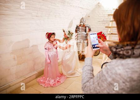 190929 -- MOSCOU, le 29 septembre 2019 Xinhua -- Une fille portant un costume russe du 19e siècle se prépare pour une séance de photos pendant le festival Guerre et paix qui s'est tenu dans le manoir d'Ostafievo, à l'extrême périphérie de Moscou, Russie, le 28 septembre 2019. L’idée de ce festival était de recréer l’atmosphère de la première moitié du 19e siècle en Russie. Le nom du festival fait référence au livre Guerre et paix de Lev Tolstoï qui décrit cette période de l'histoire russe. Photo de Maxim Chernavsky/Xinhua RUSSIE-MOSCOU- GUERRE ET PAIX FESTIVAL PUBLICATIONxNOTxINxCHN Banque D'Images