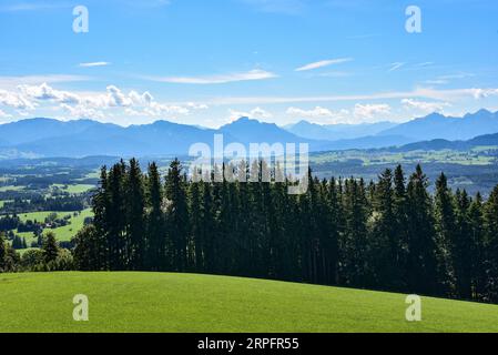 Vue de l'Auerberg près de Bernbeuern aux montagnes de Allgäu près de Füssen, district de Weilheim-Schongau, haute-Bavière, Allemagne, Europe Banque D'Images