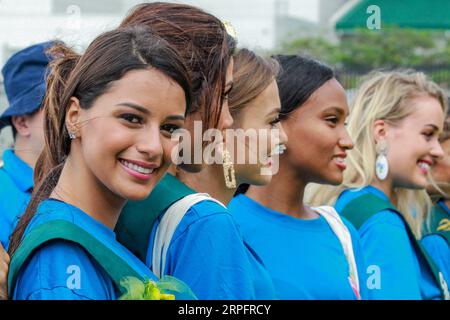 190930 -- MANILLE, 30 septembre 2019 -- les candidates de Miss Terre 2019 sourient après avoir ramassé des ordures dans la baie de Manille lors d'un nettoyage côtier à Manille, Philippines, le 30 septembre 2019. Le nettoyage de la côte fait partie des activités menant à la nuit du couronnement de Miss Terre 2019 dans la province de Naga le 26 octobre 2019. PHILIPPINES-MANILA-MISS EARTH 2019-COAST-CLEANING ROUELLEXUMALI PUBLICATIONXNOTXINXCHN Banque D'Images