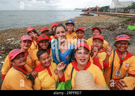 190930 -- MANILLE, le 30 septembre 2019 -- la candidate de Miss Terre 2019, Jociani repossi C, prend une photo avec des travailleurs de la Metropolitan Manila Development Authority MMDA lors d'un nettoyage côtier à Manille, aux Philippines, le 30 septembre 2019. Le nettoyage de la côte fait partie des activités menant à la nuit du couronnement de Miss Terre 2019 dans la province de Naga le 26 octobre 2019. PHILIPPINES-MANILA-MISS EARTH 2019-COAST-CLEANING ROUELLEXUMALI PUBLICATIONXNOTXINXCHN Banque D'Images