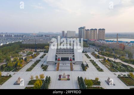 190930 -- DAQING, 30 septembre 2019 -- une photo prise le 28 septembre 2019 montre le mémorial à l'homme de fer Wang Jinxi, un ouvrier pétrolier qui a consacré sa vie au développement de l'industrie pétrolière au champ pétrolifère de Daqing à Daqing, dans la province du Heilongjiang du nord-est de la Chine. Le champ pétrolifère de Daqing, découvert le 26 septembre 1959, est le plus grand champ pétrolifère géré par PetroChina et aussi la plus grande base de production pétrolière du pays. Le champ pétrolifère, qui représentait autrefois plus de la moitié de la production totale de brut de la Chine, avait une production annuelle de brut de plus de 50 millions de tonnes pendant 27 années consécutives et de plus de 40 millions de tonnes en 12 Banque D'Images