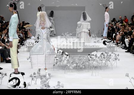 190930 -- PARIS, le 30 septembre 2019 -- des mannequins présentent des créations de Thom Browne dans le cadre du salon de la collection de prêt-à-porter féminin Printemps/été 2020 lors de la Fashion week à Paris, France, le 29 septembre 2019. Photo de Piero Biasion/Xinhua FRANCE-PARIS-FASHION WEEK-THOM BROWNE PixYeluobiyaxiweng PUBLICATIONxNOTxINxCHN Banque D'Images