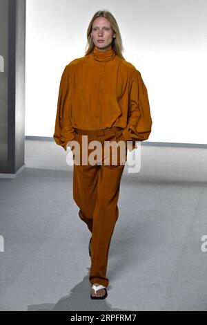 190930 -- PARIS, le 30 septembre 2019 Xinhua -- Un mannequin présente les créations de Givenchy dans le cadre de son salon de collection de prêt-à-porter féminin Printemps/été 2020 lors de la Fashion week à Paris, France, le 29 septembre 2019. Photo de Piero Biasion/Xinhua FRANCE-PARIS-FASHION WEEK-GIVENCHY PUBLICATIONxNOTxINxCHN Banque D'Images