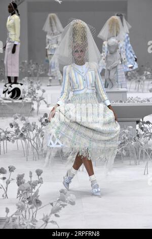 190930 -- PARIS, le 30 septembre 2019 -- Un mannequin présente les créations de Thom Browne dans le cadre du salon de la collection de prêt-à-porter féminin Printemps/été 2020 lors de la Fashion week à Paris, France, le 29 septembre 2019. Photo de Piero Biasion/Xinhua FRANCE-PARIS-FASHION WEEK-THOM BROWNE PixYeluobiyaxiweng PUBLICATIONxNOTxINxCHN Banque D'Images