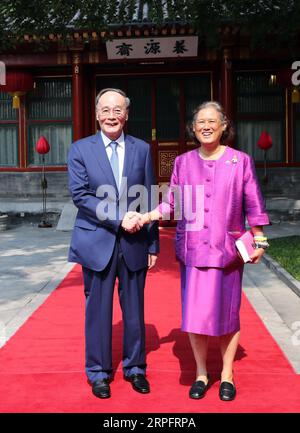 190930 -- BEIJING, le 30 septembre 2019 -- le vice-président chinois Wang Qishan L rencontre la princesse thaïlandaise Maha Chakri Sirindhorn au Diaoyutai State Guesthouse à Beijing, capitale de la Chine, le 30 septembre 2019. CHINE-BEIJING-WANG QISHAN-THAI PRINCESS-MEETING CN LIUXWEIBING PUBLICATIONXNOTXINXCHN Banque D'Images