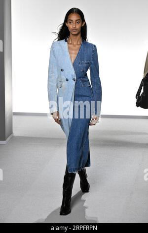 190930 -- PARIS, le 30 septembre 2019 Xinhua -- Un mannequin présente les créations de Givenchy dans le cadre de son salon de collection de prêt-à-porter féminin Printemps/été 2020 lors de la Fashion week à Paris, France, le 29 septembre 2019. Photo de Piero Biasion/Xinhua FRANCE-PARIS-FASHION WEEK-GIVENCHY PUBLICATIONxNOTxINxCHN Banque D'Images