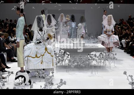 190930 -- PARIS, le 30 septembre 2019 -- des mannequins présentent des créations de Thom Browne dans le cadre du salon de la collection de prêt-à-porter féminin Printemps/été 2020 lors de la Fashion week à Paris, France, le 29 septembre 2019. Photo de Piero Biasion/Xinhua FRANCE-PARIS-FASHION WEEK-THOM BROWNE PixYeluobiyaxiweng PUBLICATIONxNOTxINxCHN Banque D'Images