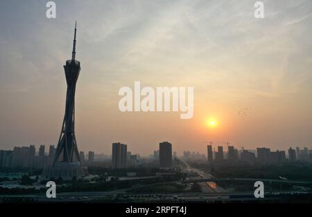 191001 -- PÉKIN, 1 octobre 2019 -- une photo aérienne prise le 1 octobre 2019 montre la tour FU en lueur matinale à Zhengzhou, capitale de la province du Henan du centre de la Chine. Les célébrations pour le 70e anniversaire de la fondation de la République populaire de Chine RPC auront lieu mardi dans le centre de Pékin. PRC70YearsCHINA-MORNING-SCENERY CN LixJianan PUBLICATIONxNOTxINxCHN Banque D'Images