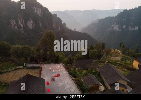 191001 -- PÉKIN, le 1 octobre 2019 -- une photo aérienne prise le 1 octobre 2019 montre le paysage matinal du village de Shibadong, Xiangxi Tujia et de la préfecture autonome de Miao dans la province du Hunan au centre de la Chine. Les célébrations pour le 70e anniversaire de la fondation de la République populaire de Chine RPC auront lieu mardi dans le centre de Pékin. PRC70YearsCHINA-MORNING-SCENERY CN ChenxSihan PUBLICATIONxNOTxINxCHN Banque D'Images