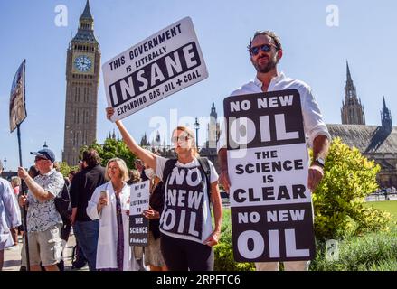 Londres, Royaume-Uni. 04 septembre 2023. Des scientifiques et des militants pour le climat tiennent des pancartes anti-pétrole pendant la manifestation. Le naturaliste et présentateur de télévision Chris Packham a rejoint des scientifiques et des militants pour le climat sur la place du Parlement alors qu'ils organisaient une manifestation contre le nouveau pétrole et le gaz. Crédit : SOPA Images Limited/Alamy Live News Banque D'Images