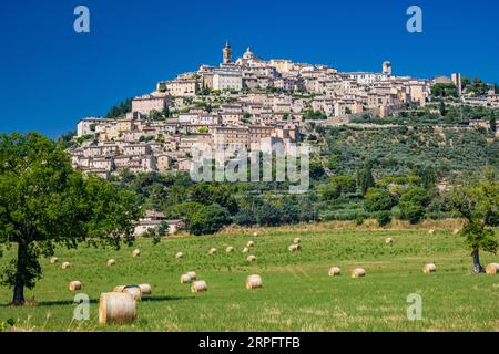 Vue panoramique sur le beau village de Trevi, dans la province de Pérouse, Ombrie, Italie. Les anciennes maisons en pierre de la ville, perchées sur la colline Banque D'Images