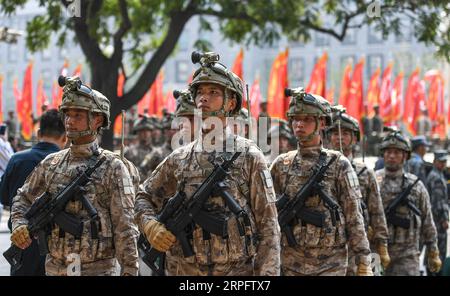 191001 -- BEIJING, le 1 octobre 2019 -- les troupes se préparent pour un défilé militaire célébrant le 70e anniversaire de fondation de la République populaire de Chine RPC à Beijing, capitale de la Chine, le 1 octobre 2019. PRC70YearsCHINA-BEIJING-FÊTE NATIONALE CN XiaxYifang PUBLICATIONxNOTxINxCHN Banque D'Images