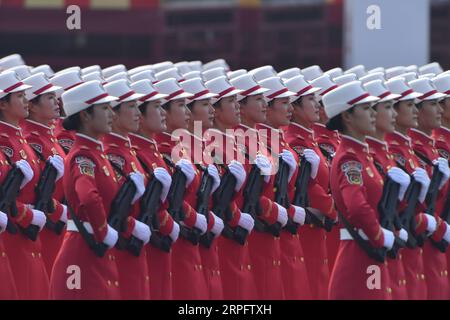 191001 -- BEIJING, le 1 octobre 2019 -- Une formation de miliciens féminins participe à un défilé militaire célébrant le 70e anniversaire de fondation de la République populaire de Chine RPC à Beijing, capitale de la Chine, le 1 octobre 2019. PRC70YearsCHINA-BEIJING-FÊTE NATIONALE CN WuxWei PUBLICATIONxNOTxINxCHN Banque D'Images
