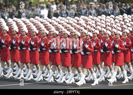 191001 -- BEIJING, le 1 octobre 2019 -- Une formation de miliciens féminins participe à un défilé militaire célébrant le 70e anniversaire de fondation de la République populaire de Chine RPC à Beijing, capitale de la Chine, le 1 octobre 2019. PRC70YearsCHINA-BEIJING-FÊTE NATIONALE CN HuangxZongzhi PUBLICATIONxNOTxINxCHN Banque D'Images