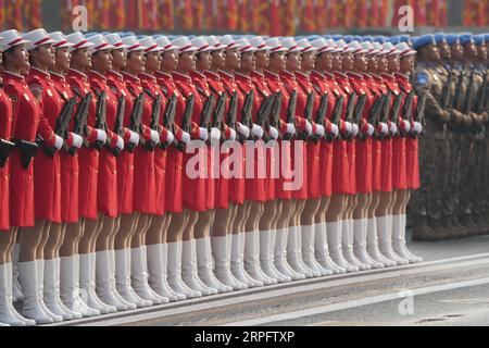 191001 -- BEIJING, le 1 octobre 2019 -- Une formation de miliciens participe aux célébrations du 70e anniversaire de fondation de la République populaire de Chine RPC à Beijing, capitale de la Chine, le 1 octobre 2019. PRC70YearsCHINA-BEIJING-FÊTE NATIONALE CN LixGang PUBLICATIONxNOTxINxCHN Banque D'Images