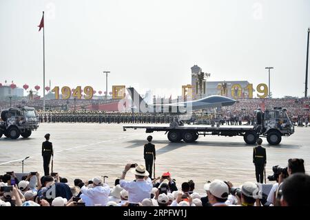 191001 -- BEIJING, 1 octobre 2019 -- les phalanxes UAV des véhicules aériens sans pilote de la Chine participent à un défilé militaire lors des célébrations marquant le 70e anniversaire de la fondation de la République populaire de Chine RPC sur la place Tian anmen à Beijing, capitale de la Chine, le 1 octobre 2019. PRC70YearsCHINA-BEIJING-FÊTE NATIONALE CN LixXin PUBLICATIONxNOTxINxCHN Banque D'Images