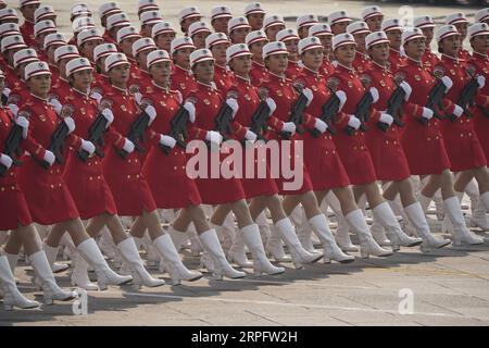 191001 -- BEIJING, le 1 octobre 2019 -- Une formation de miliciens féminins prend part à un grand défilé militaire célébrant le 70e anniversaire de fondation de la République populaire de Chine à Beijing, capitale de la Chine, le 1 octobre 2019. PRC70YearsCHINA-BEIJING-FÊTE NATIONALE CN XingxGuangli PUBLICATIONxNOTxINxCHN Banque D'Images