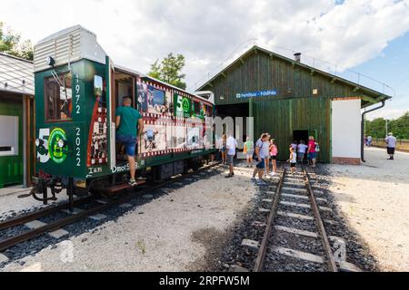 Wagon Dmot 953, fabriqué en 1940, utilisé par le Nagycenki Szechenyi Muzeumvasut, avec emballage du 50e anniversaire au hangar moteur Fertoboz, Hongrie Banque D'Images