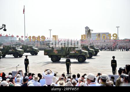 191001 -- BEIJING, 1 octobre 2019 -- les phalanxes UAV des véhicules aériens sans pilote de la Chine participent à un défilé militaire lors des célébrations marquant le 70e anniversaire de la fondation de la République populaire de Chine RPC sur la place Tian anmen à Beijing, capitale de la Chine, le 1 octobre 2019. PRC70YearsCHINA-BEIJING-FÊTE NATIONALE CN LixXin PUBLICATIONxNOTxINxCHN Banque D'Images