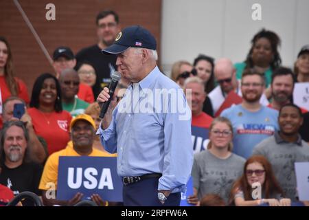Philadelphie, États-Unis. 04 septembre 2023. Le président des États-Unis Joe Biden prononce des remarques et sourit alors qu'il parle à la foule. Le président des États-Unis Joe Biden prononce un discours célébrant la fête du travail et honorant les travailleurs et les syndicats américains lors du défilé annuel de la fête du travail des trois États à Philadelphie, en Pennsylvanie. (Photo de Kyle Mazza/SOPA Images/Sipa USA) crédit : SIPA USA/Alamy Live News Banque D'Images
