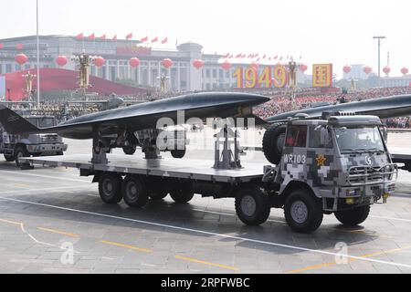 191001 -- BEIJING, le 1 octobre 2019 -- Une formation de phalanxes, un véhicule aérien sans pilote chinois, prend part à un défilé militaire lors des célébrations marquant le 70e anniversaire de la fondation de la République populaire de Chine RPC à Beijing, capitale de la Chine, le 1 octobre 2019. PRC70YearsCHINA-BEIJING-FÊTE NATIONALE CN ChenxYehua PUBLICATIONxNOTxINxCHN Banque D'Images