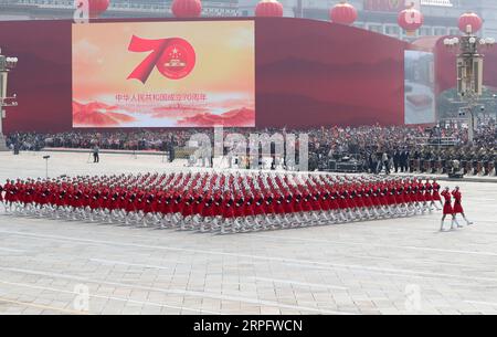 191001 -- BEIJING, le 1 octobre 2019 -- Une formation de miliciens féminins participe à un grand défilé militaire célébrant le 70e anniversaire de la fondation de la République populaire de Chine à Beijing, capitale de la Chine, le 1 octobre 2019. PRC70YearsCHINA-BEIJING-FÊTE NATIONALE CN WangxYe PUBLICATIONxNOTxINxCHN Banque D'Images