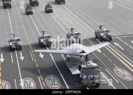 191001 -- BEIJING, 1 octobre 2019 -- les phalanxes UAV des véhicules aériens sans pilote de la Chine participent à un défilé militaire lors des célébrations marquant le 70e anniversaire de la fondation de la République populaire de Chine RPC sur la place Tian anmen à Beijing, capitale de la Chine, le 1 octobre 2019. PRC70YearsCHINA-BEIJING-FÊTE NATIONALE CN ShenxHong PUBLICATIONxNOTxINxCHN Banque D'Images