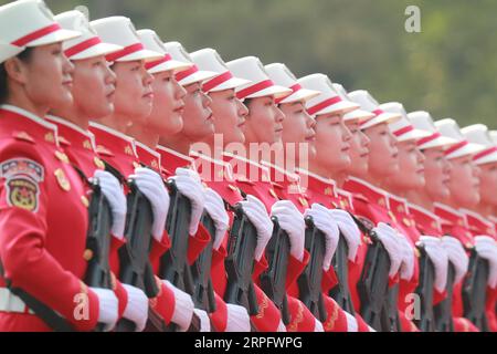 191001 -- BEIJING, le 1 octobre 2019 -- Une formation de miliciens féminins prend part à un grand défilé militaire célébrant le 70e anniversaire de fondation de la République populaire de Chine à Beijing, capitale de la Chine, le 1 octobre 2019. PRC70YearsCHINA-BEIJING-FÊTE NATIONALE CN DingxLin PUBLICATIONxNOTxINxCHN Banque D'Images
