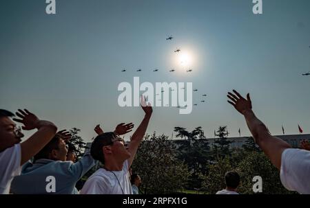 191001 -- BEIJING, le 1 octobre 2019 -- des gens font signe aux hélicoptères volant en formation de 70 lors des célébrations marquant le 70e anniversaire de la fondation de la République populaire de Chine RPC à Beijing, capitale de la Chine, le 1 octobre 2019. PRC70YearsCHINA-BEIJING-FÊTE NATIONALE CN JiangxWenyao PUBLICATIONxNOTxINxCHN Banque D'Images