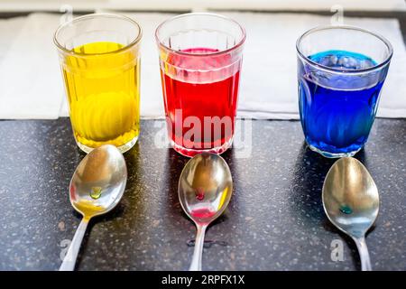 verres avec des peintures multicolores dans lesquels les œufs sont peints pour la fête de sainte pâques. Banque D'Images