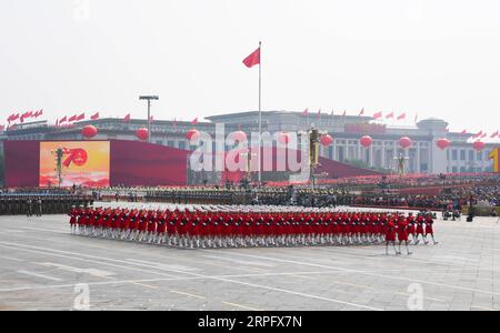 191001 -- BEIJING, le 1 octobre 2019 -- Une formation de milice participe à un défilé militaire célébrant le 70e anniversaire de fondation de la République populaire de Chine RPC à Beijing, capitale de la Chine, le 1 octobre 2019. PRC70YearsCHINA-BEIJING-FÊTE NATIONALE CN LixXin PUBLICATIONxNOTxINxCHN Banque D'Images