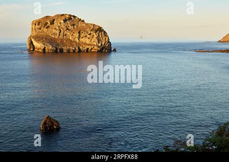 Vue de l'îlot Aketz avec la plate-forme pétrolière la Gaviota, un stockage offshore de gaz naturel, au loin (Bermeo, Biscaye, pays Basque, mer Cantabrique, Espagne) Banque D'Images