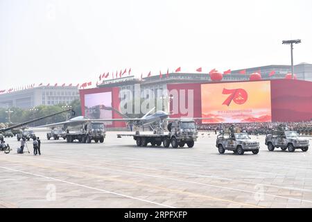 191001 -- BEIJING, 1 octobre 2019 -- les phalanxes UAV des véhicules aériens sans pilote de la Chine participent à un défilé militaire lors des célébrations marquant le 70e anniversaire de la fondation de la République populaire de Chine RPC sur la place Tian anmen à Beijing, capitale de la Chine, le 1 octobre 2019. PRC70YearsCHINA-BEIJING-FÊTE NATIONALE CN LixGa PUBLICATIONxNOTxINxCHN Banque D'Images